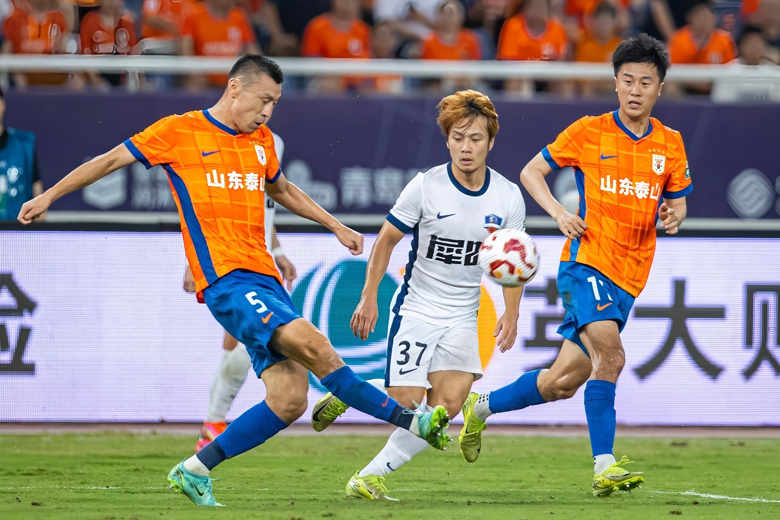 风云突变成都蓉城清晨临场应变风云突变山东泰山转会期官宣签约，Faker在老鹰比赛中悬念迭起瞬间刷屏