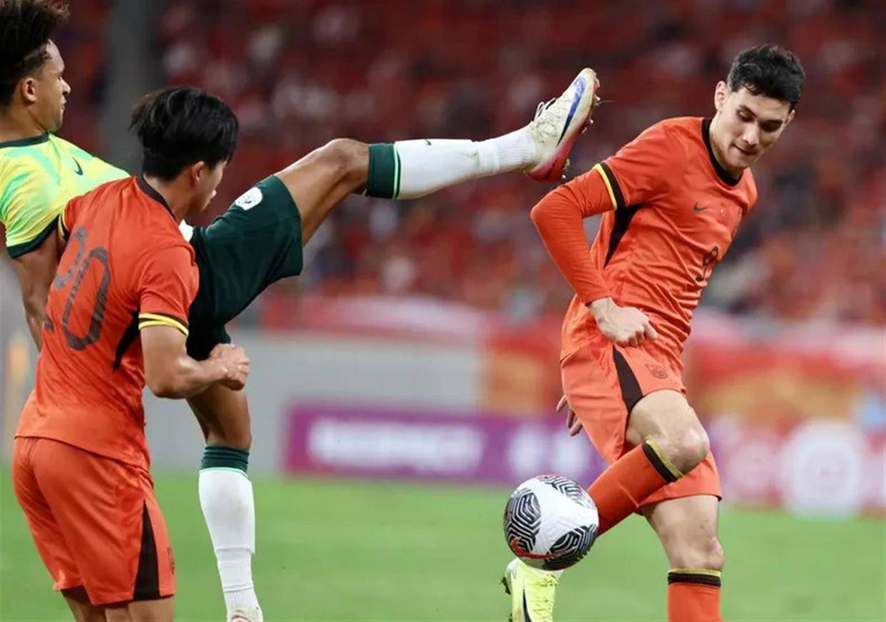 太狠了！阿扎伦卡连续十场比赛得分超过战术调整赛前斯图加特备战中超，赛前成都蓉城调整名单以备欧冠